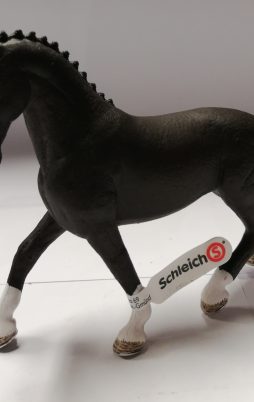 Schleich Hannoveraner Stute, Rappe 13927