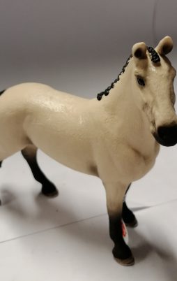 Schleich Hannoveraner Wallach, Falbe 13928