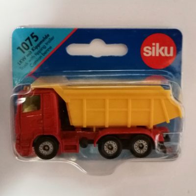 Siku LKW mit Kippmulde 1075 vorne