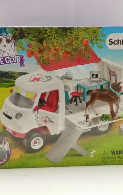 Schleich Mobile Tierärztin mit Hannoveraner Fohlen 42370 vorne