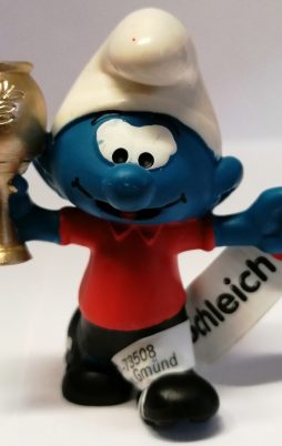 Schleich Fußball Schlumpf mit Trophäe 20807